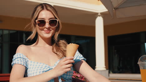 mujer disfrutando de helado al aire libre