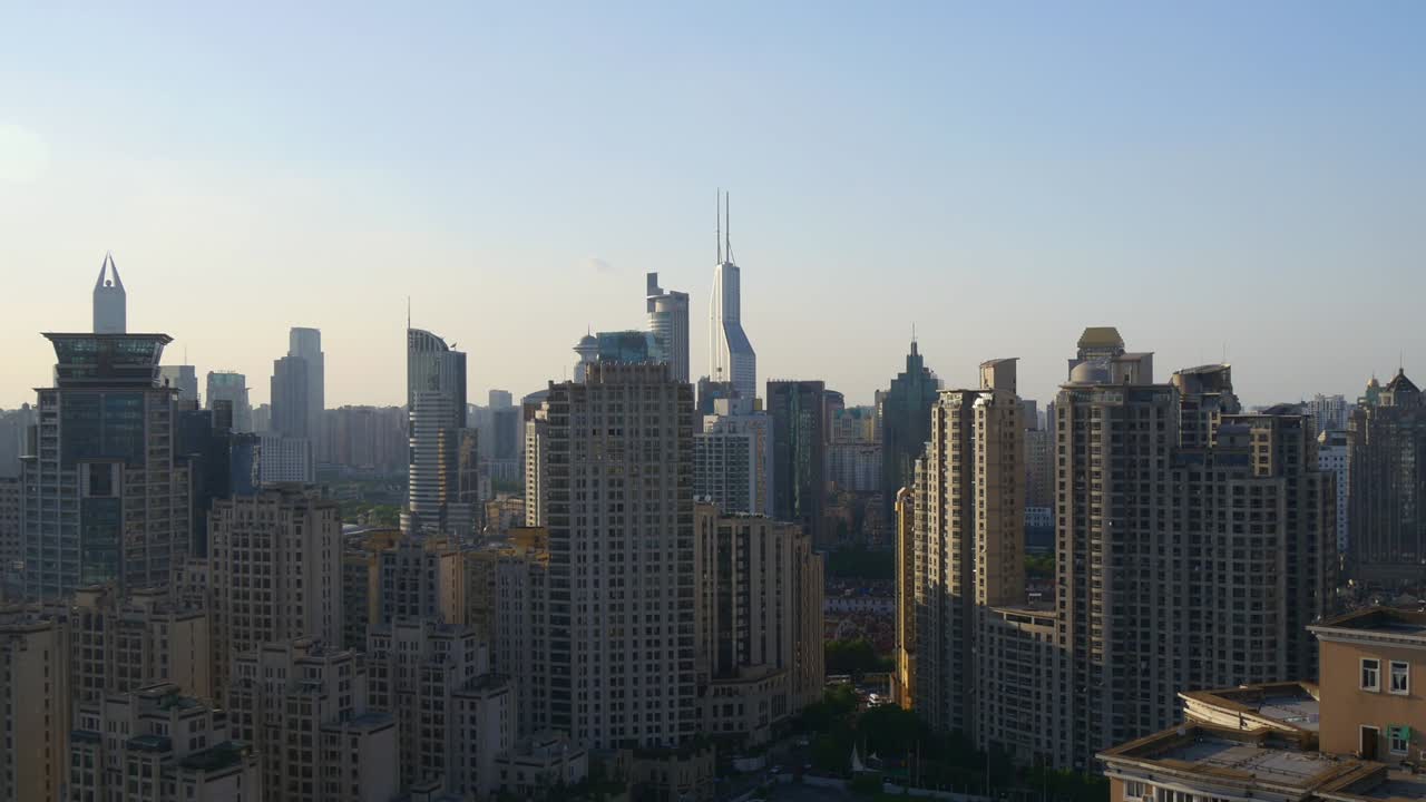 저녁 빛 상하이 시내 풍경 센터 지붕 파노라마 4k 중국