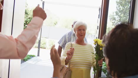 feliz pareja biracial senior abriendo la puerta en el hogar de jubilados