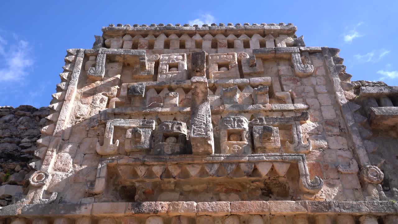 el rostro de chaac, dios maya de la lluvia, adorna la pared de un templo en méxico