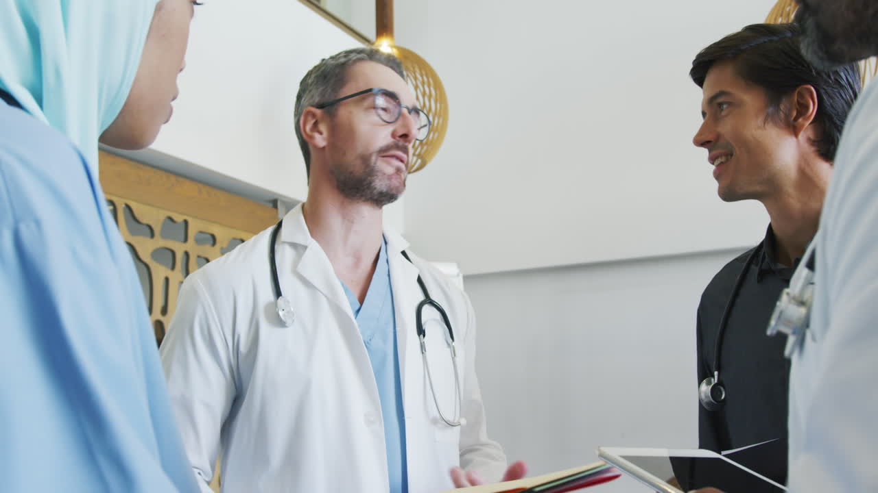 의사들은 4k 회의에서 대화를 나누고 있습니다.