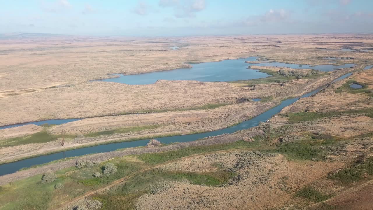 drone, vista aérea del depósito de agua y los canales de riego del proyecto de la cuenca de columbia del estado de washington oriental a fines del verano