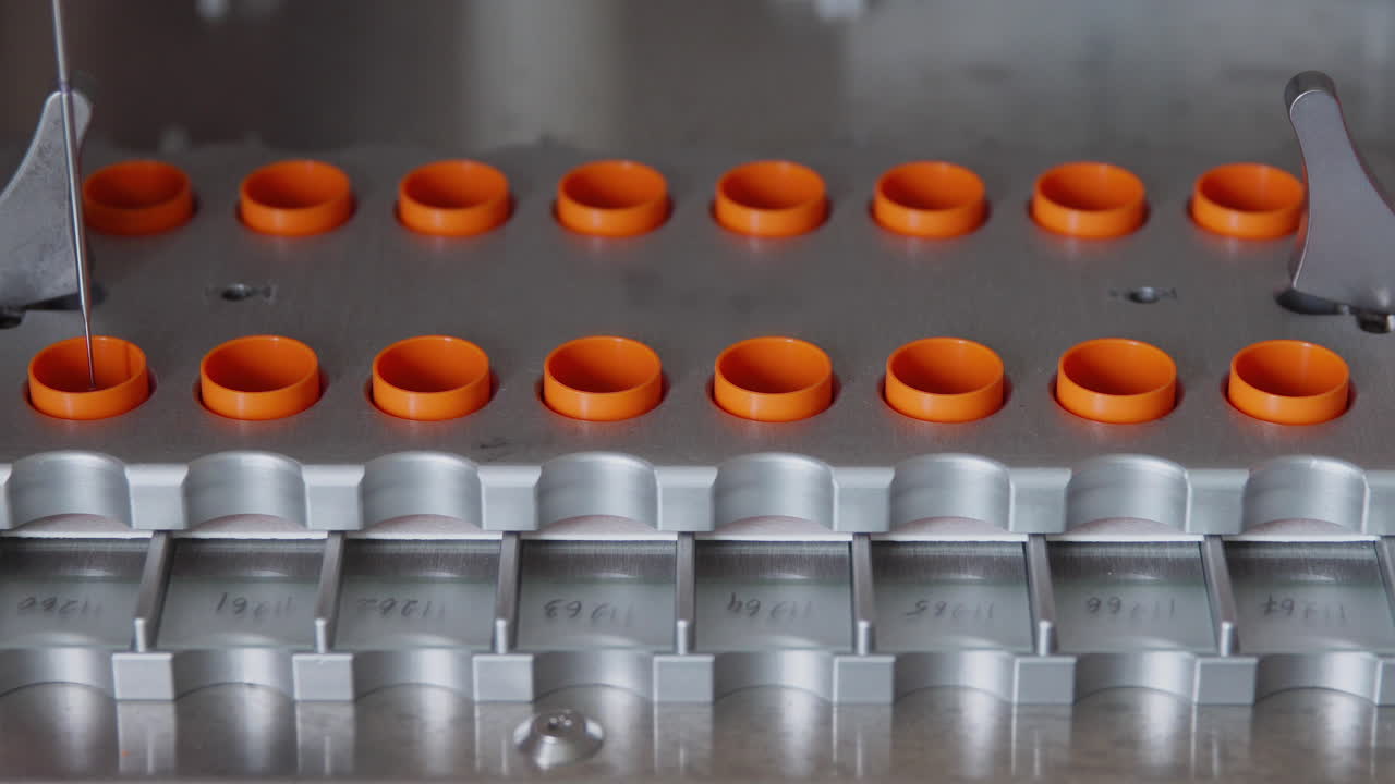 의학 실험실에서 암 환자의 암 세포 탐지 자동화 과정의 클로즈업