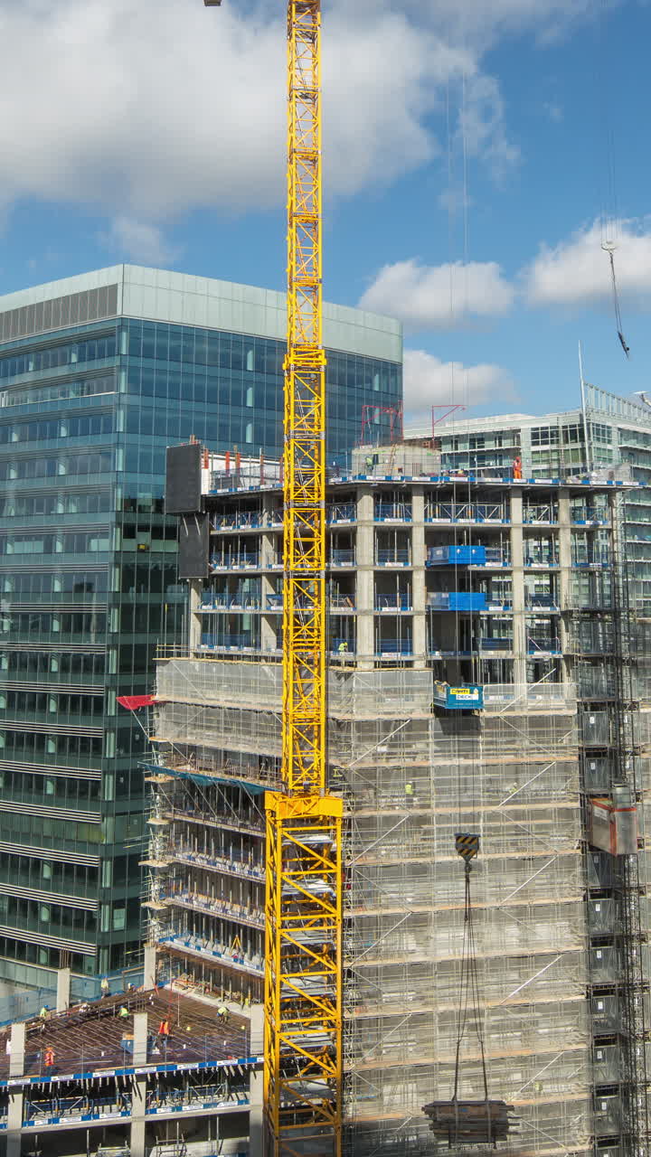 londres, inglaterra - 31 de agosto de 2022: el horizonte de londres con grúas construyendo una torre de gran altura en vertical