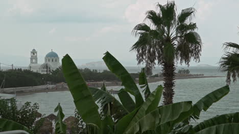 Vista-Panorámica-Del-Puerto-De-La-Isla-Agistri,-Ubicado-En-Argosaronikos,-Grecia,-En-Un-Día-Lluvioso-De-Verano-120fps