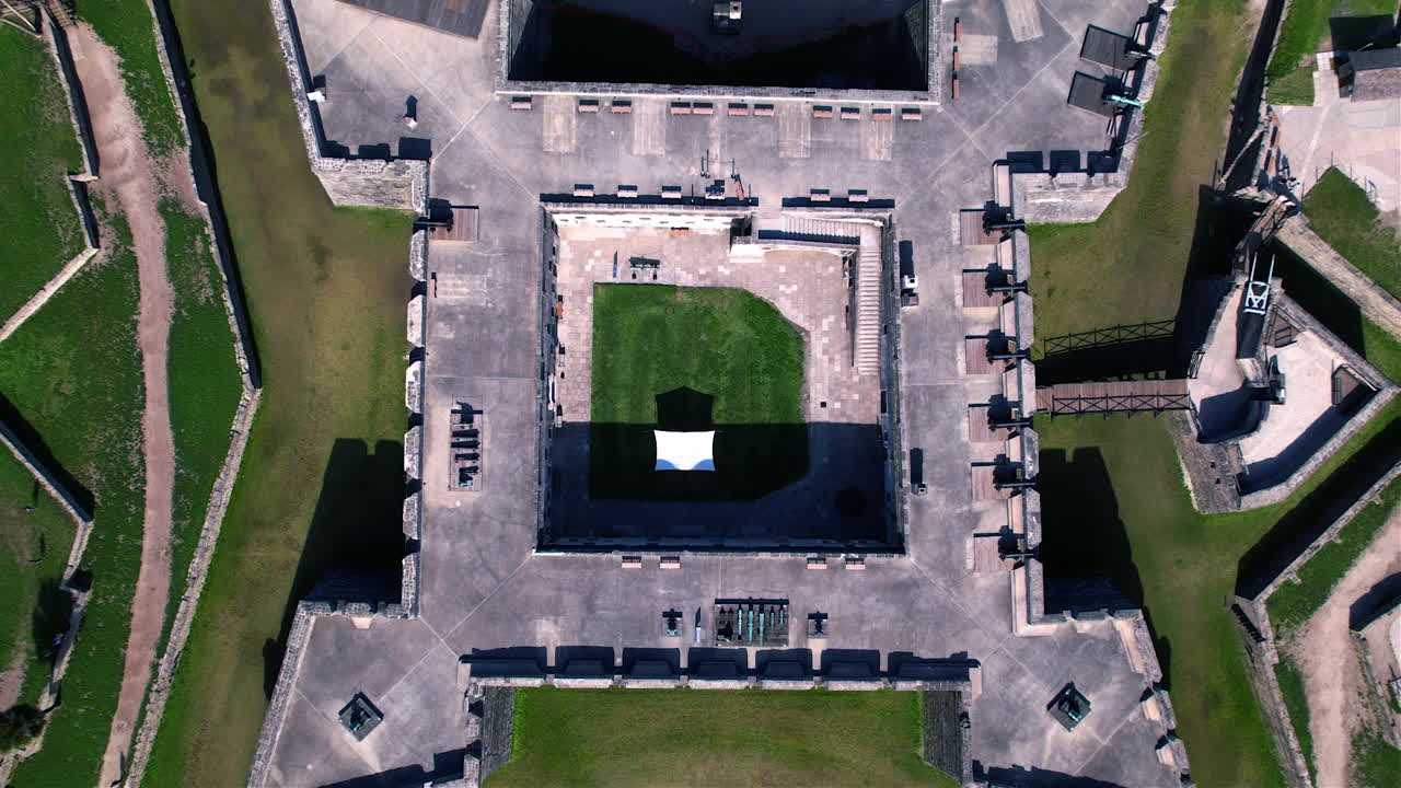 vista aérea sobre el castillo de san marcos, en el soleado san agustín, florida, ee.uu. - de arriba hacia abajo, disparo de drones