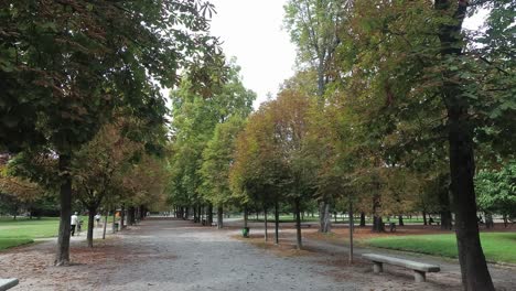 vista de un parque público giardini pubblici indro montanelli en milán, italia