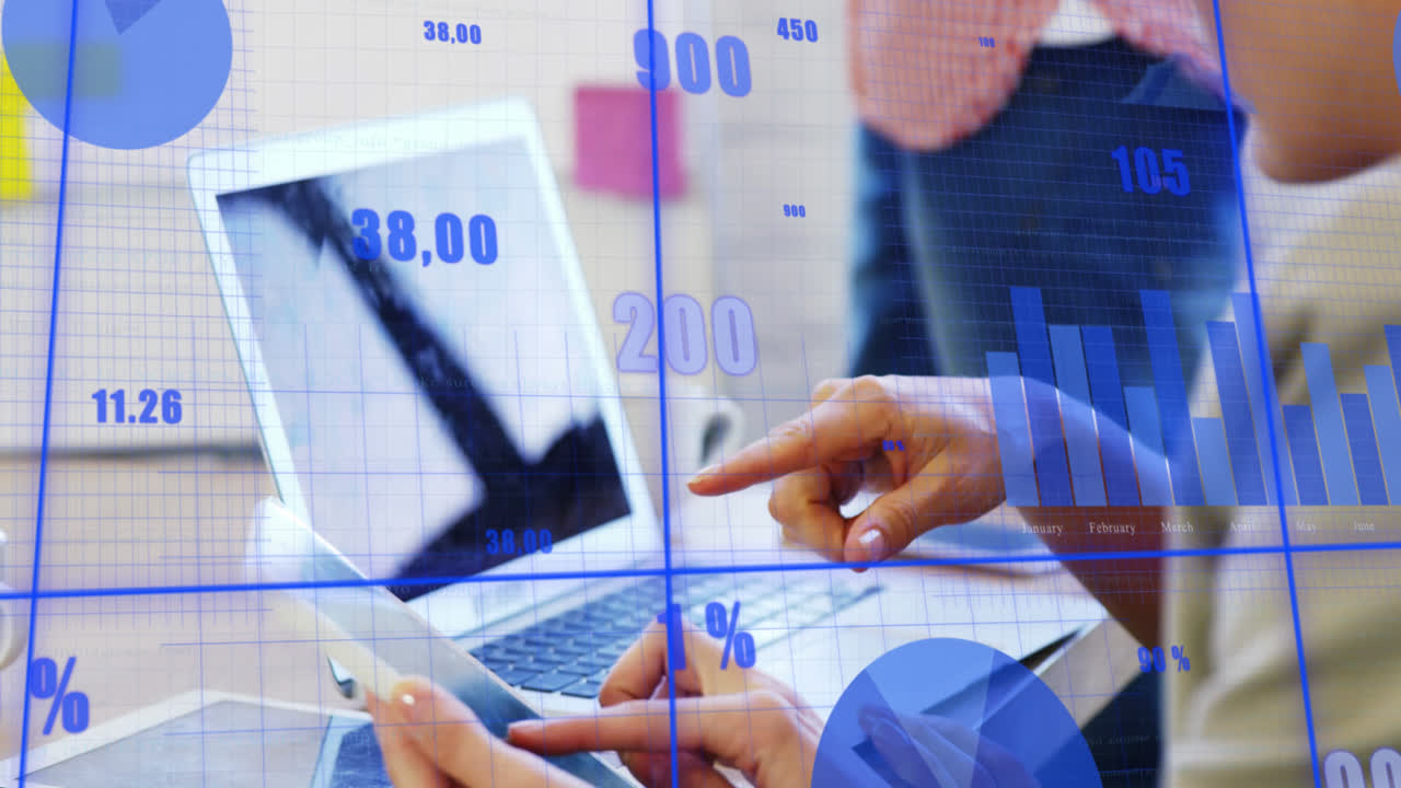 animación del procesamiento de datos sobre mujer de negocios caucásica en la oficina
