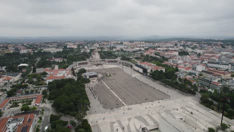 Vista-Aérea-De-Fátima,-Portugal,-Mostrando-El-Santuario-De-Nuestra-Señora-De-Fátima