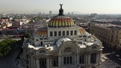 una toma inclinada hacia arriba del palacio de bellas artes en el parque central de la alameda cerca del centro histórico del zócalo de la ciudad de méxico