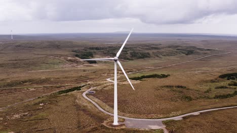 drone geschoten op de hebrides van een windturbine's bladen draaien in de wind