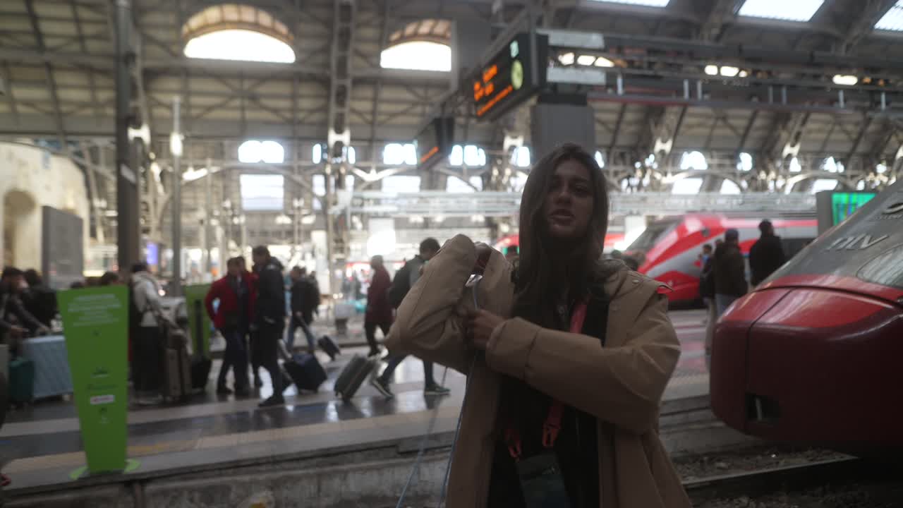 женщина на железнодорожном вокзале