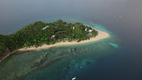 aerial de la isla, mostrando su prístina playa blanca y aguas azules claras en las filipinas