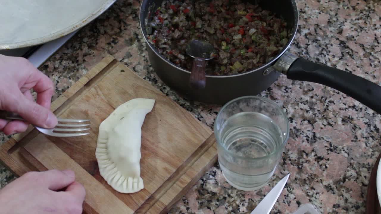 toma estática de preparar una empanada