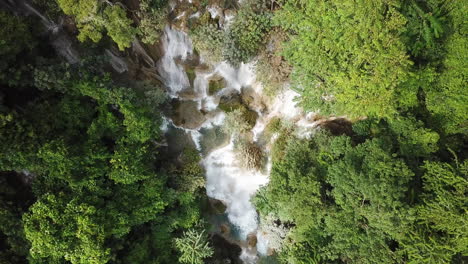 Cataratas-Idílicas-En-Lo-Profundo-De-La-Jungla-De-Arriba-Hacia-Abajo-A-Vista-De-Pájaro-Antena-Ascendente