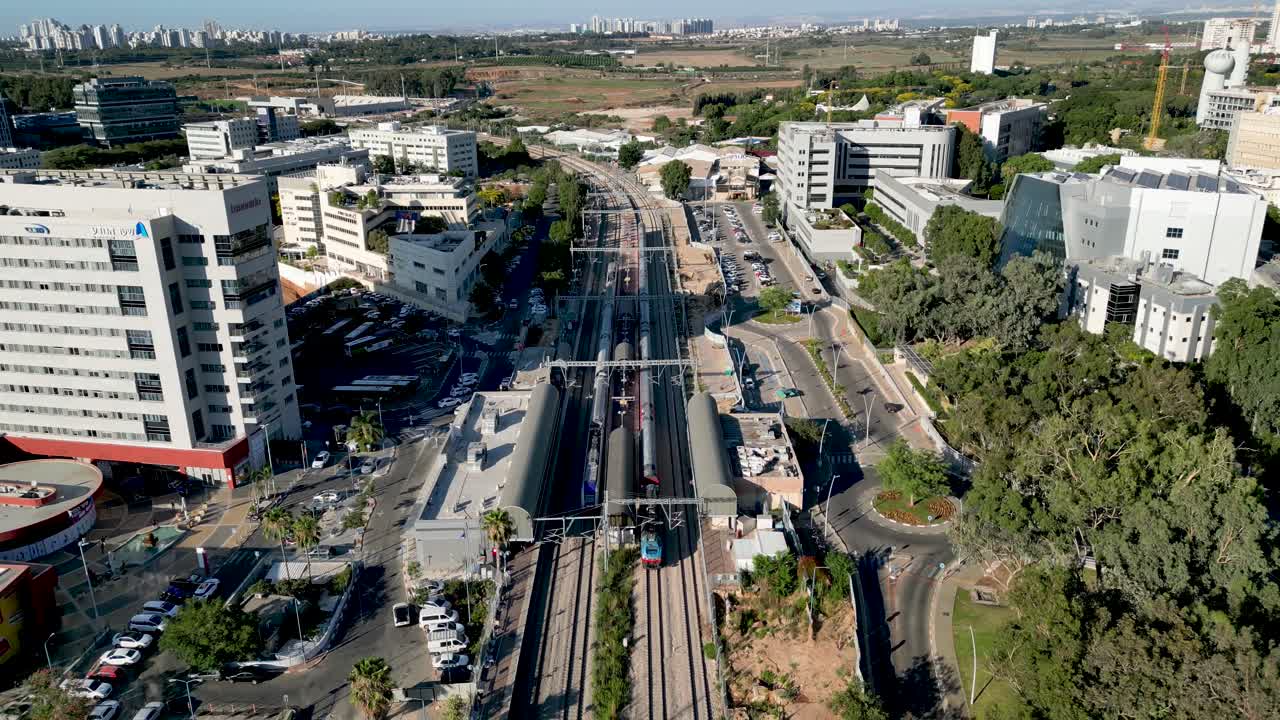 vídeo de drones de alta resolución de 4k de la estación central de tren en la ciudad de rehovot cerca del instituto weizmann de ciencias de israel