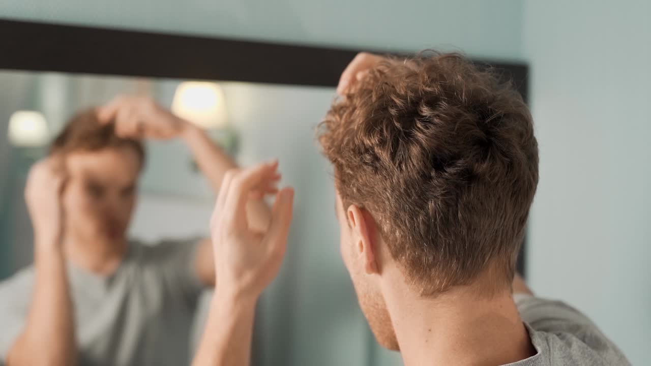 남성 손 스타일링 헤어의 클로즈업