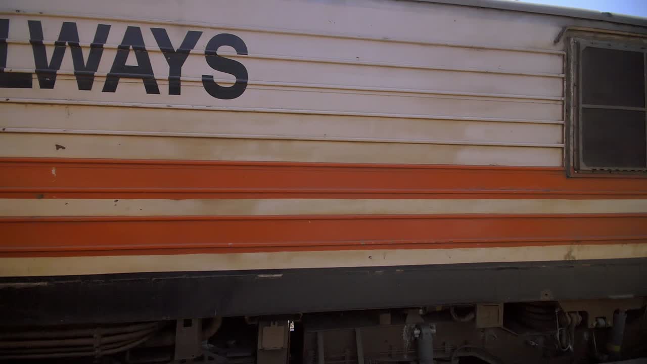 기차역을 통과하는 기차