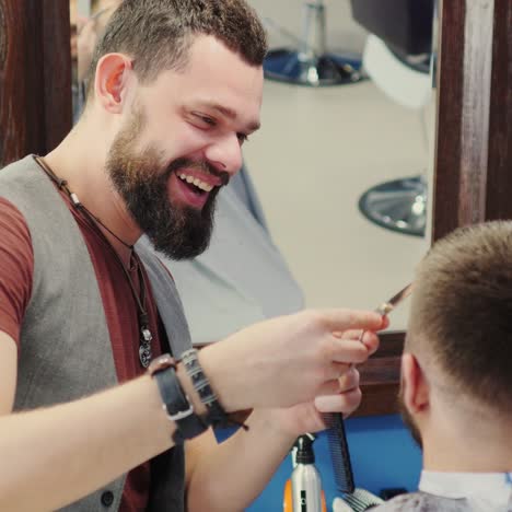 Barbero-Riendo-Y-Bromeando-Con-El-Cliente-En-La-Barbería