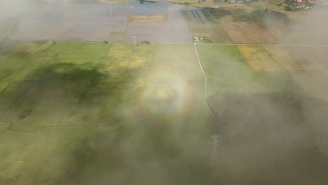 Regenbogen-Halo-Ring-Aus-Der-Luft,-Dargestellt-Im-Grünen-Feld.