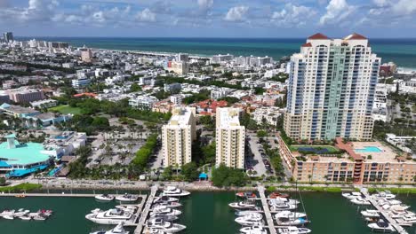 vista aérea de la marina de miami beach, que muestra yates atracados y condominios de gran altura a lo largo de alton road cerca del océano atlántico