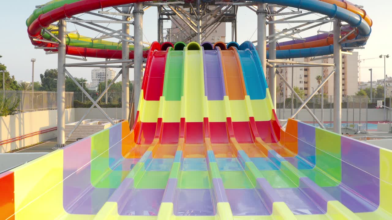 coloridos toboganes de parque acuático