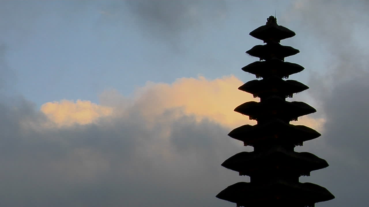 발리 사원의 일부가 실루엣으로 서 있다 3