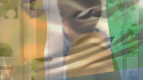 Digitale-Komposition-Einer-Wehenden-Flagge-Der-Elfenbeinküste-Vor-Einer-Ärztin,-Die-Zu-Hause-An-Die-Tür-Klopft