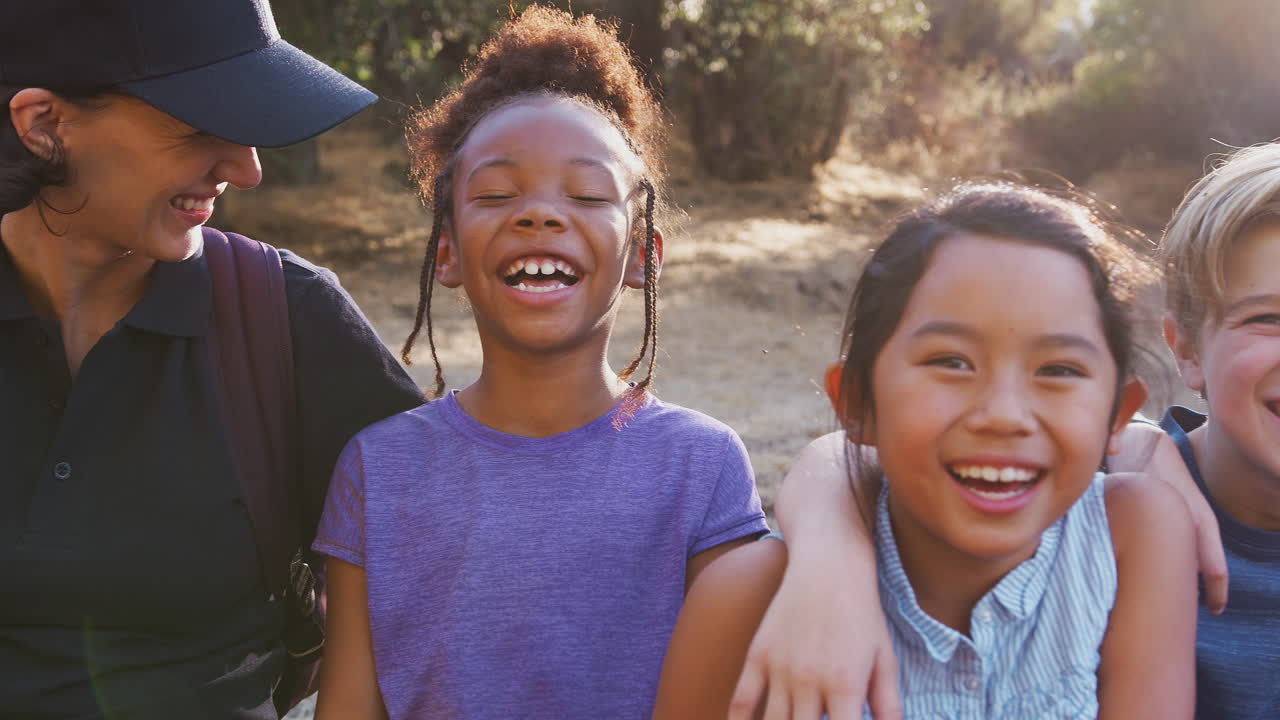 야외 활동 캠프에서 어린이 그룹과 함께 성인 팀 리더의 초상화