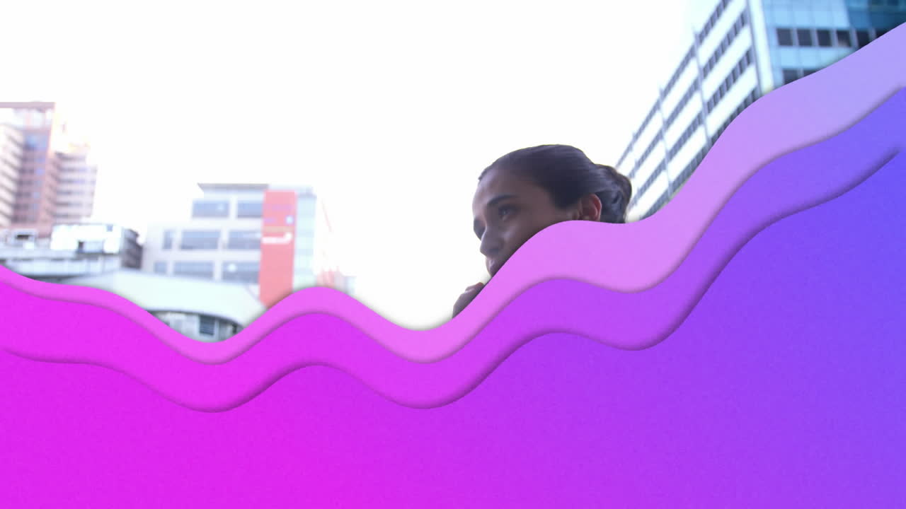 animación de ondas púrpuras sobre una mujer de negocios que usa un teléfono inteligente en la ciudad
