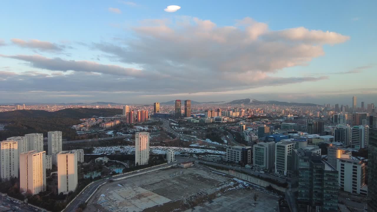 해가 지고 있는 도시 스카이 라인 의 공중 사진