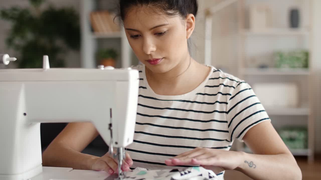 집에서 일하는 만족스러운 남자의 비디오를 축소합니다.