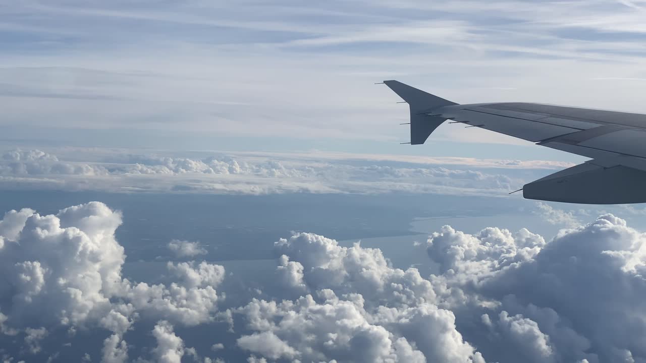 vista de la ventana del avión del ala y hermosas nubes esponjosas en un día soleado