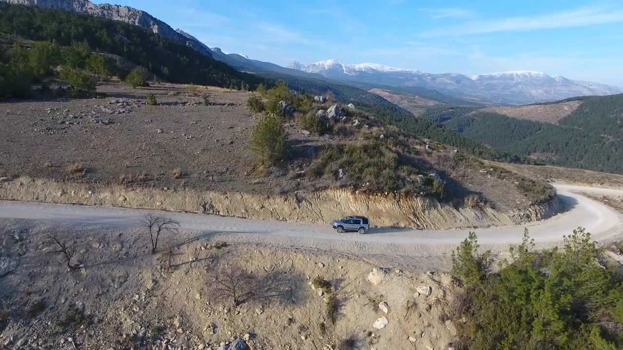 Veicolo fuoristrada che percorre una strada sterrata di montagna