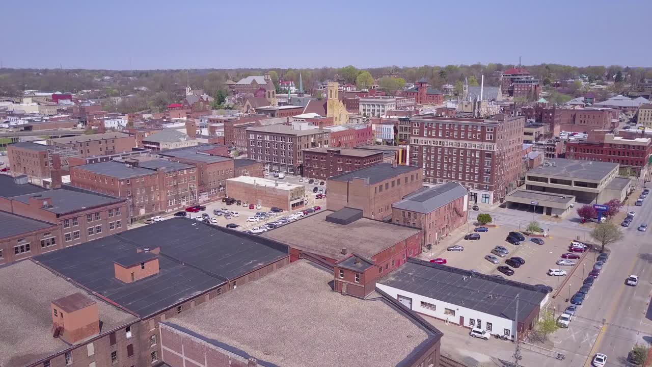 toma aérea ascendente sobre la pequeña ciudad de america burlington iowa centro 1