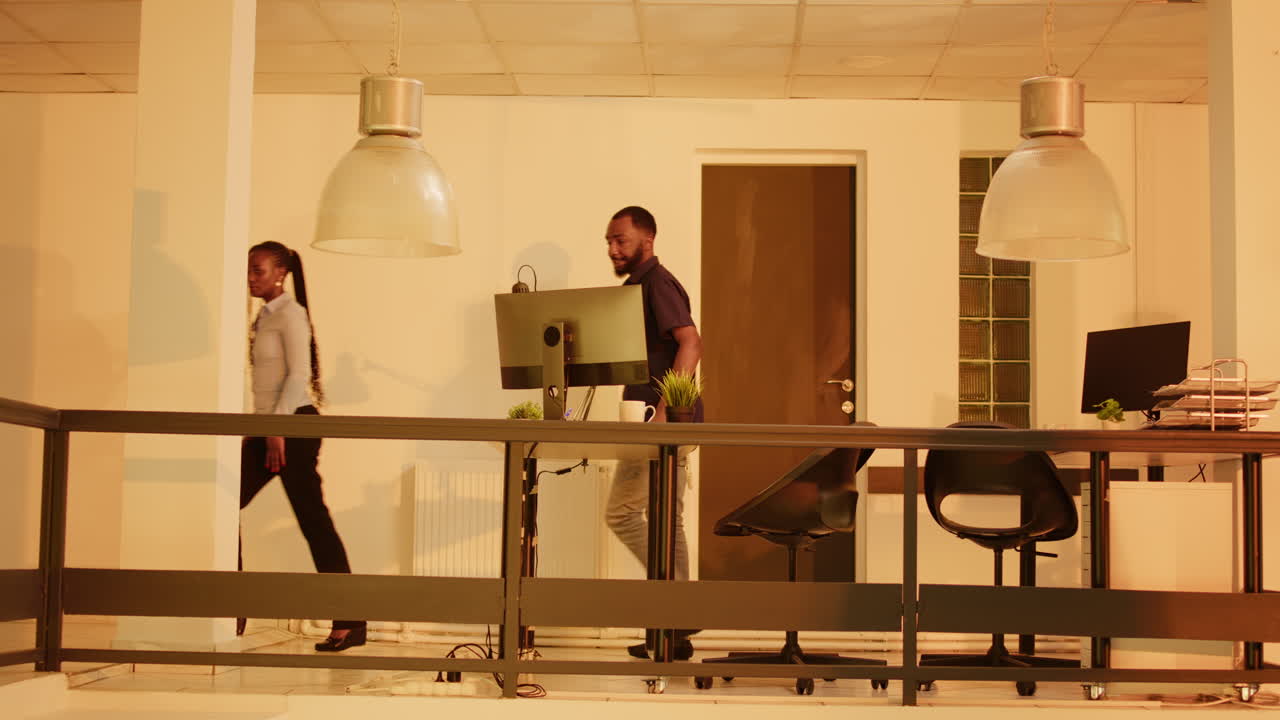 personas que trabajan en una oficina