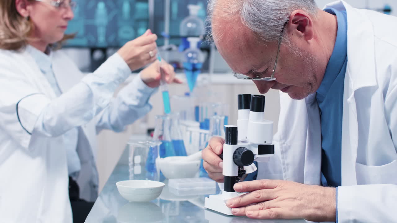 científicos que trabajan en un laboratorio