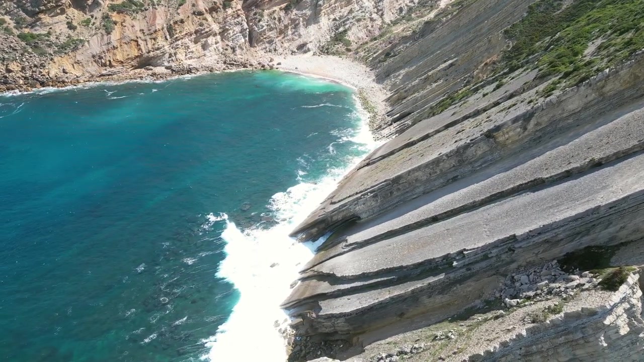 Riprese aeree con drone di Cabo Espichel, Portogallo: scogliere atlantiche spettacolari, costa frastagliata e vasto paesaggio oceanico sotto luce naturale. Ideale per progetti di viaggio e natura.