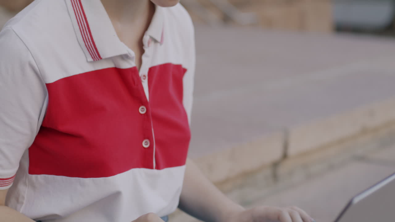 mujer trabajando en una computadora portátil al aire libre