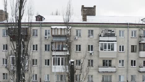 Edificio-De-Apartamentos-De-La-Era-Soviética,-Camiones-Aéreos-De-Derecha-A-Izquierda