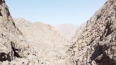dron cinemático de la montaña del desierto rocoso filmado en omán