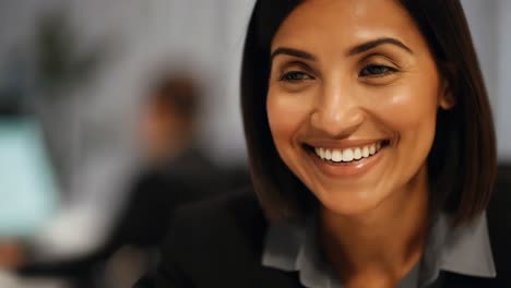 mujer de negocios sonriente en la oficina
