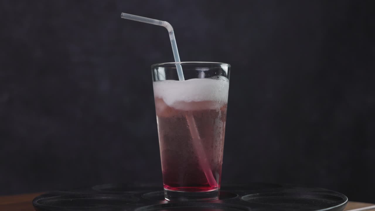 chilean terremoto bebida cóctel típico de verano de copas de chile con helado, vino pipeño y granadina