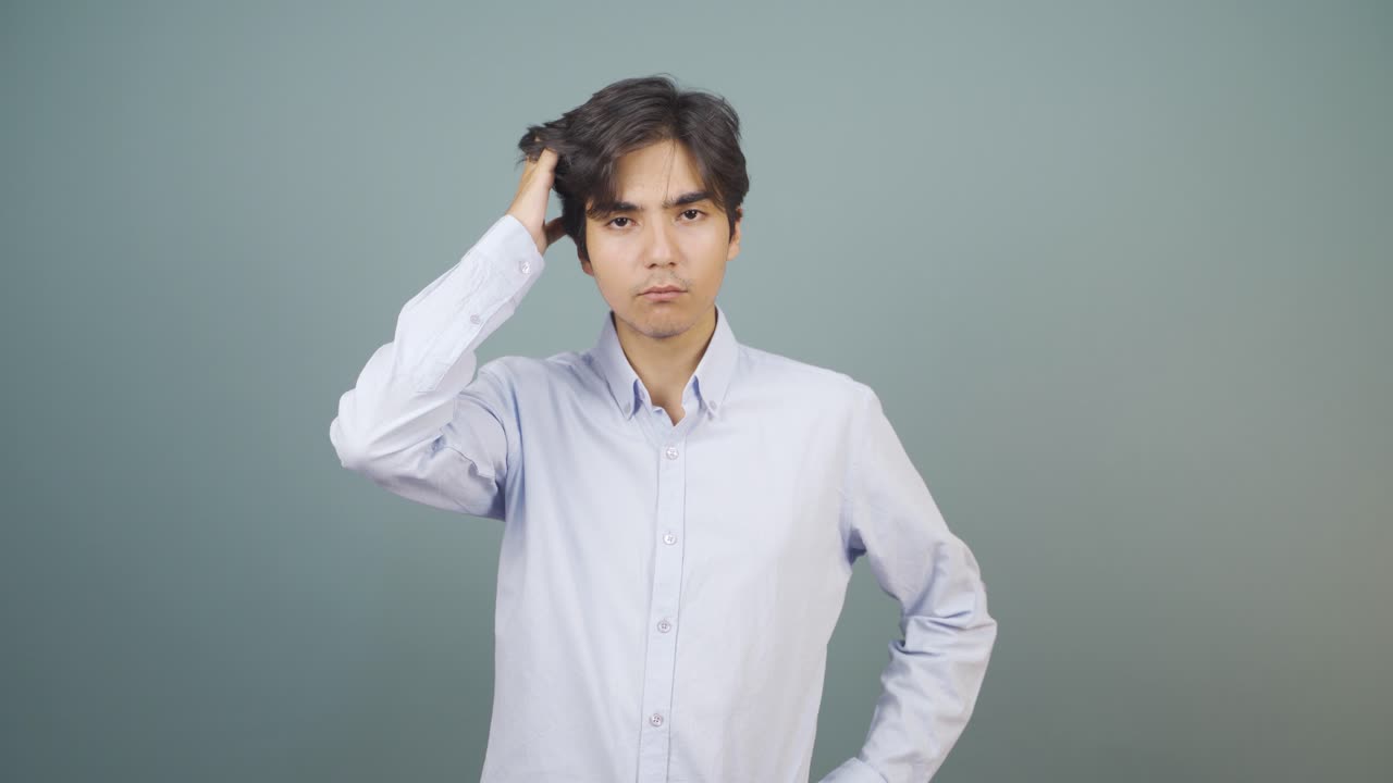 카메라를 향한 사려 깊은 남자.