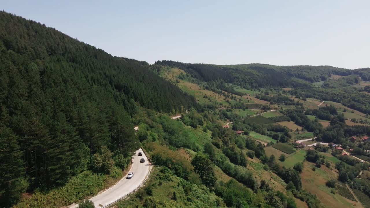 vista aérea del parque nacional, paisaje de drones de la carretera de montaña de los balcanes en bosnia y herzegovina viaje destino turístico de vacaciones superior