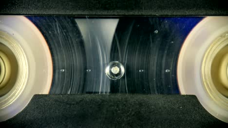 viejo carrete de cassette de audio jugando de cerca. rebobinar rápido