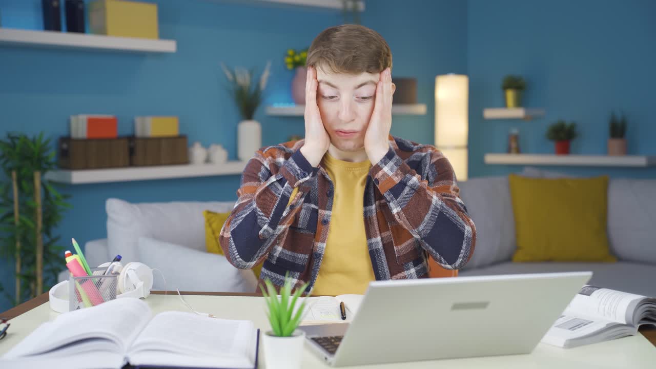 un estudiante triste y nervioso cometiendo un error en la computadora.