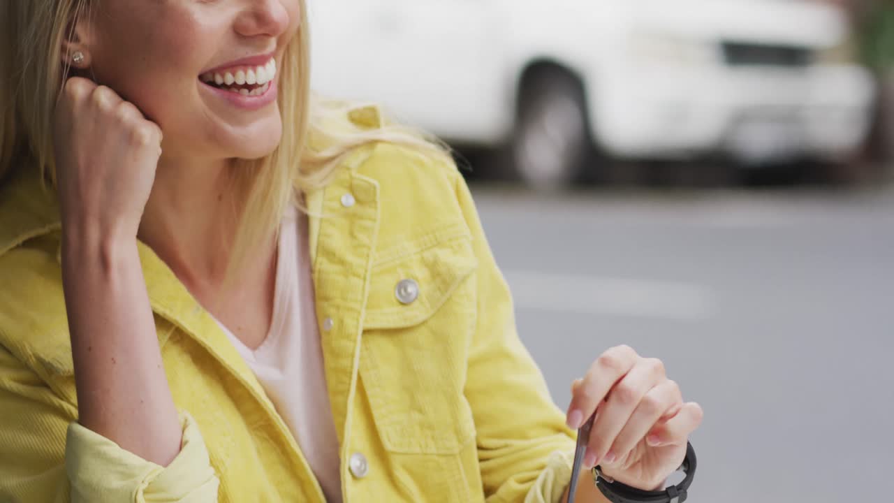 vista lateral de una mujer caucásica disfrutando de café en la terraza