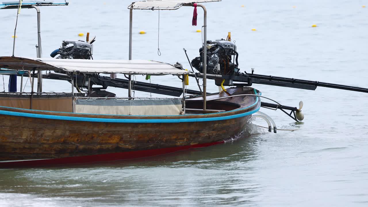 크라비의 해안 파도를 항해하는 전통적인 보트