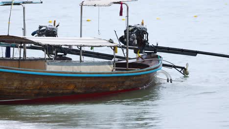 barco tradicional navegando a través de las olas costeras del krabi